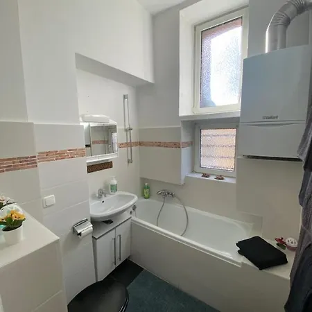 Ruhige Gemuetliche Altbau In Zentraler Lage *